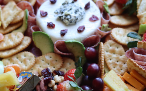 零食行业：寡头难成，巨头混战