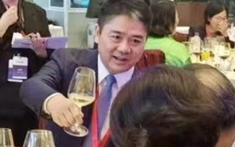 又有大动作？刘强东现身"裕泽香江"高峰论坛