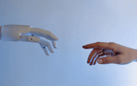 王兴为王慧文兜底：美团正式卷入大模型之战