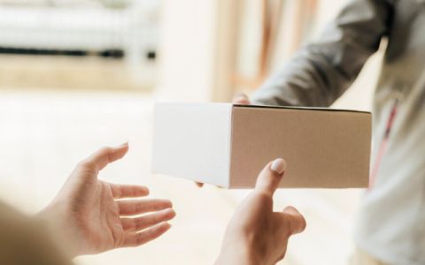 400亿快递龙头陷「两难」