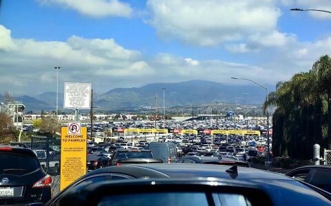 出海人的春节“仪式感”：开劳斯莱斯 ，排队买瓜子