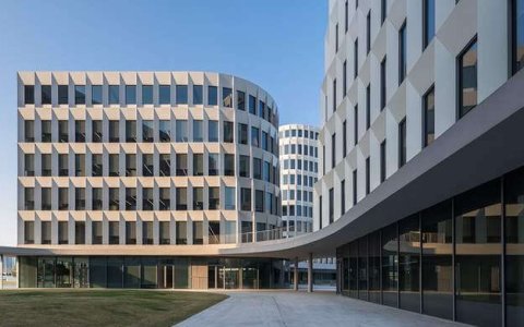 手握90万间客房，酒店业的「尖子生」华住集团营收破两百亿