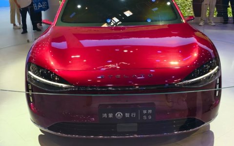 北京车展开幕首日：新能源再次成为焦点，雷军、周鸿祎等大佬现身交流