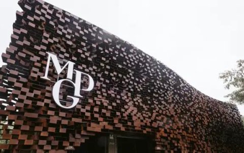 给刘晓庆化妆的的男人，三年赚了60亿