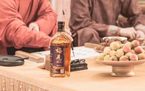 梅见拉着江小白走