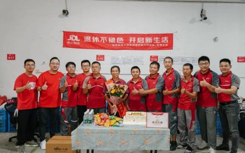 「快递老哥」迎来退休潮，为何京东退休快递员有房有车有养老金！