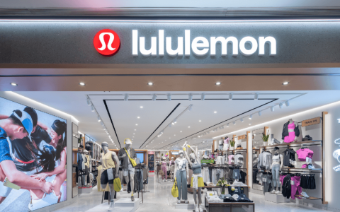 800一条的lululemon瑜伽裤，开始收割「县城贵妇」