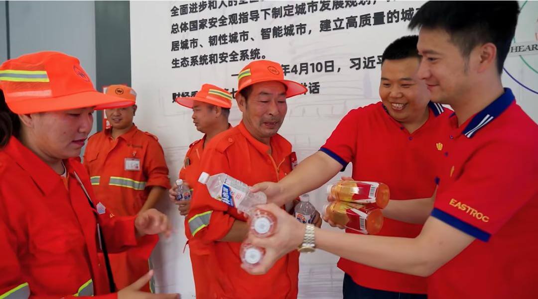 东鹏饮料站上千亿市值，向港股再冲刺，林木勤如何逆天改命的？