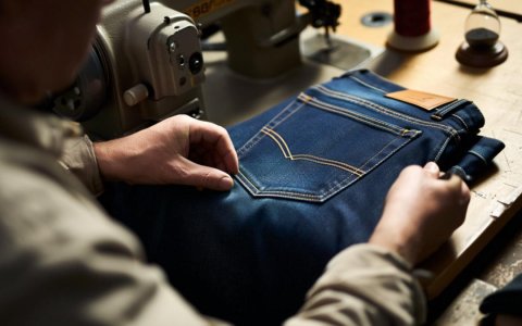 一条牛仔裤，在店播中用「反效率」破局？