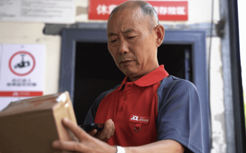 养老金近5000，这位京东退休快递员已带老伴全国旅游