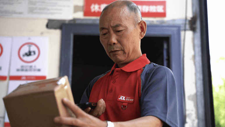 养老金近5000，这位京东退休快递员已带老伴全国旅游