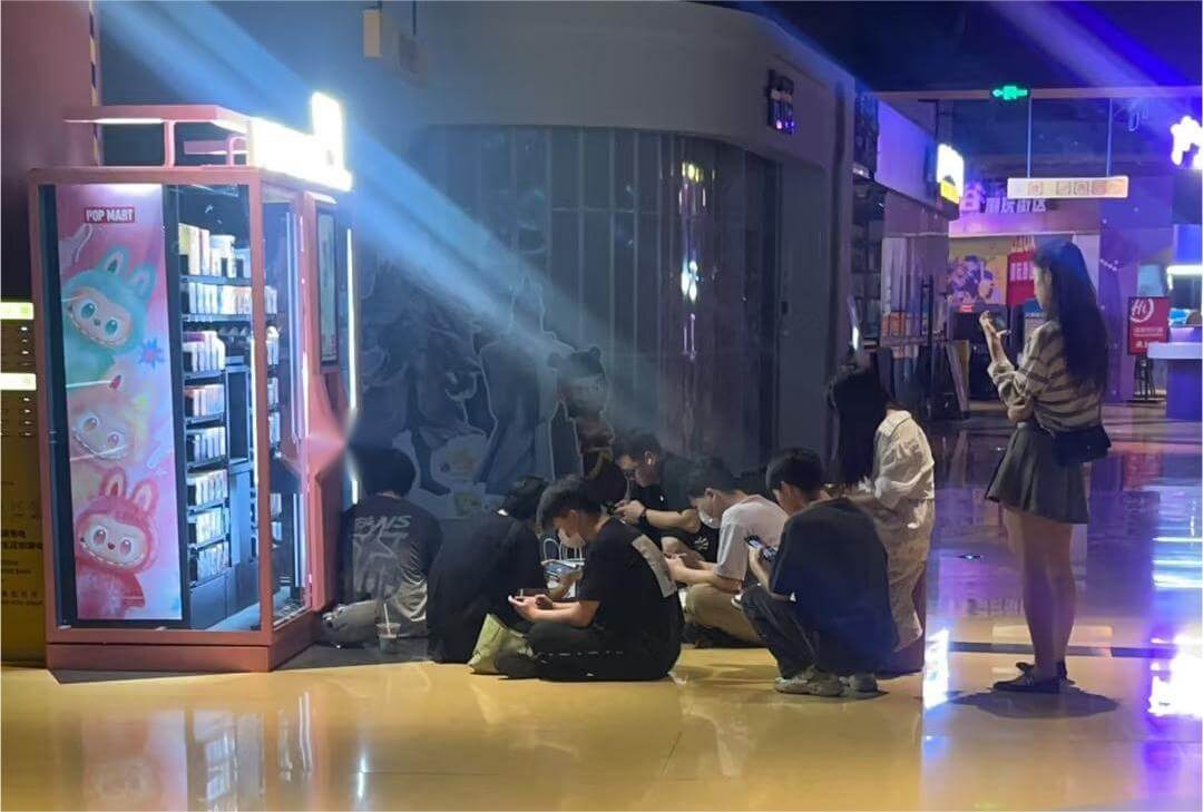 福田大中华国际交易广场里排队的人，凌晨四点多就在了。  图源：小红书@一只大螃蟹