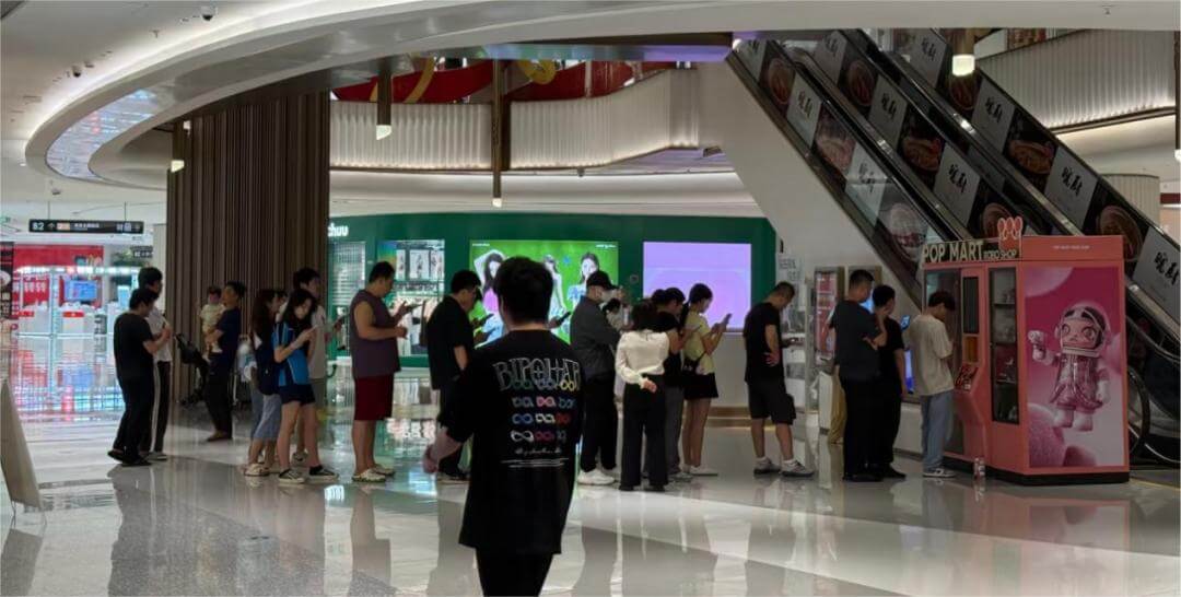 另一处机器人商店前也是大排长队，节点财经拍摄