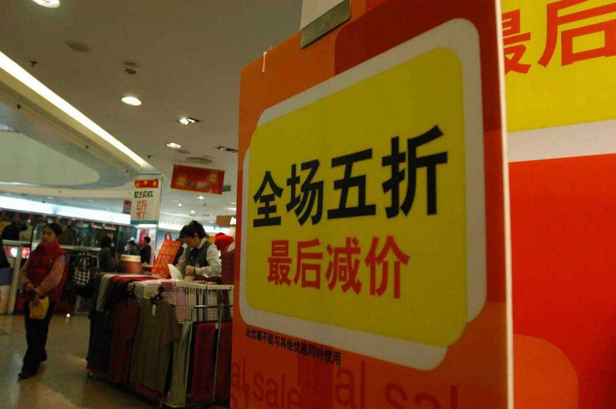 年轻人开始花小钱买大牌