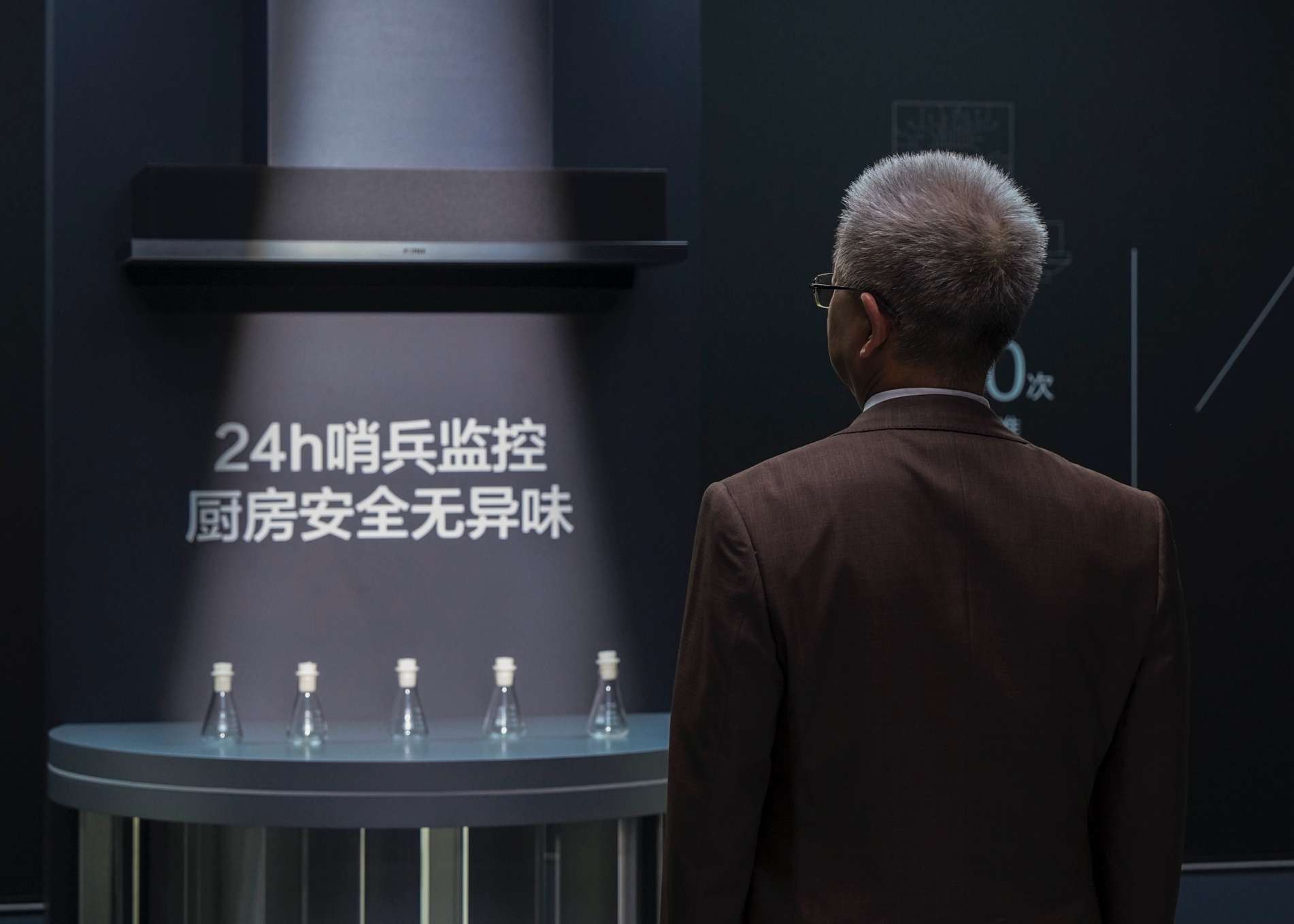 三大权威专家点赞方太首创隐形油烟机，开启智慧厨房新时代