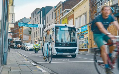 男人在街道上骑自行车 AI 生成的内容可能不正确。