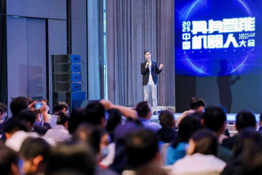 人形機器人落地干貨硬核輸出，首屆具身智能峰會，燃爆了！