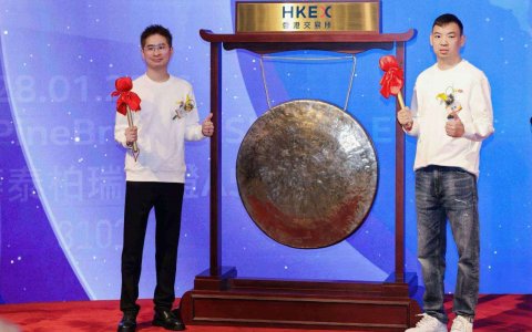 鸣鸣很忙今日港交所挂牌上市，以“质价比”服务亿万家庭