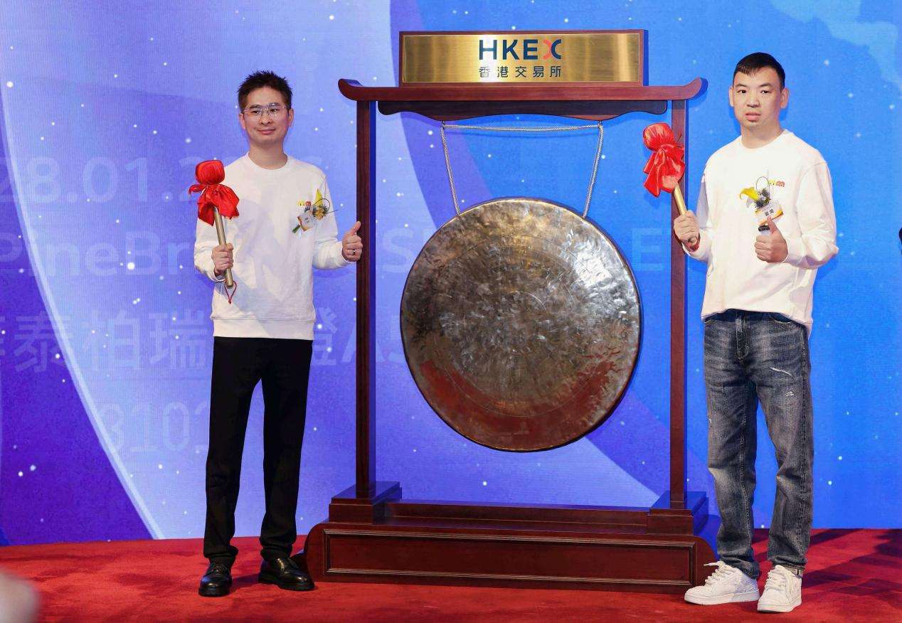 鸣鸣很忙今日港交所挂牌上市,以“质价比”服务亿万家庭