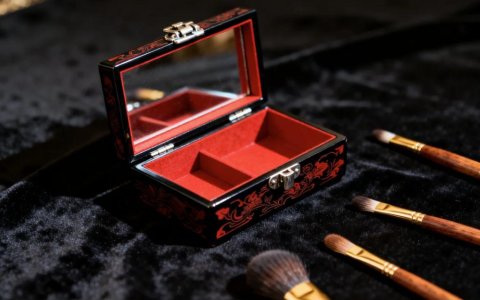 毛戈平出海，能否复制泡泡玛特的增长路径？