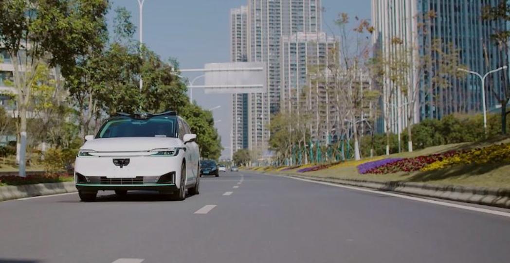 从技术自信到产业爆发：2025十大趋势，见证中国产业的「破局与共生」