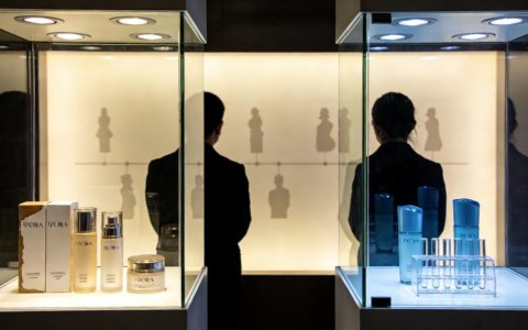 侯军呈罕见落泪！珀莱雅家族交棒，少不了父辈的托举