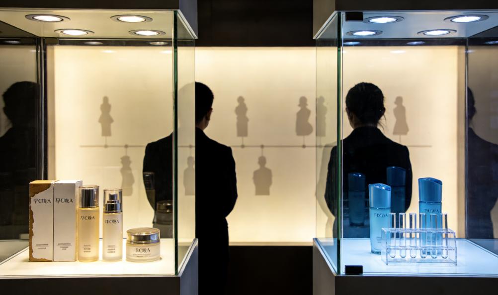 侯军呈罕见落泪！珀莱雅家族交棒，少不了父辈的托举