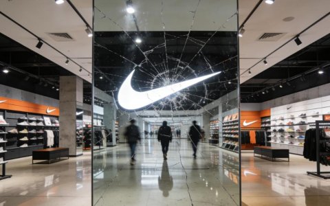 高层换血、利润腰斩、中产祛魅：失去「定价权」的耐克走向何方？