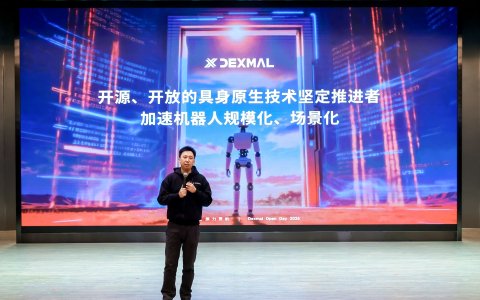 原力灵机连掷"三枚炸弹"，开启具身智能"原生时刻"