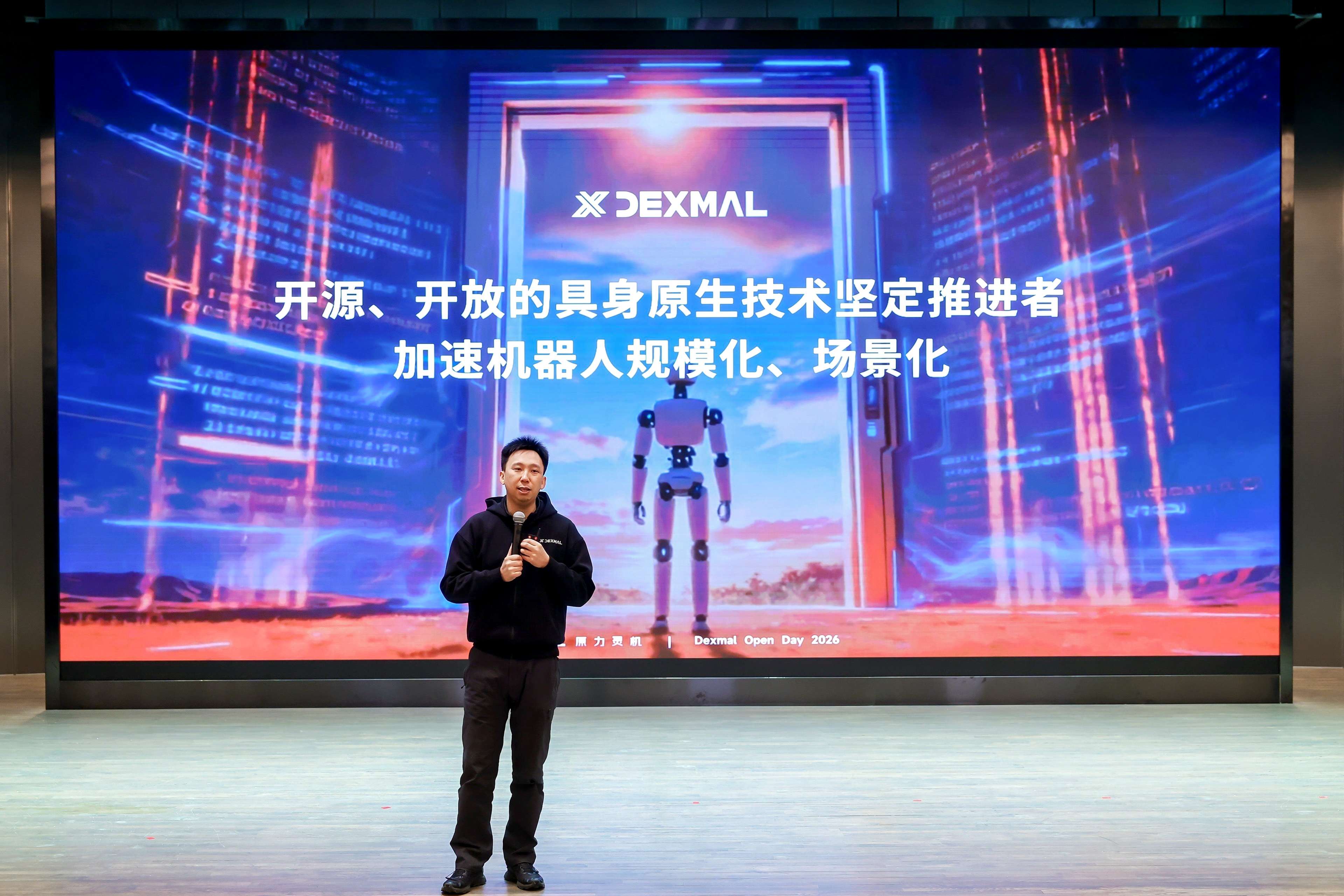 原力灵机连掷"三枚炸弹"，开启具身智能"原生时刻"