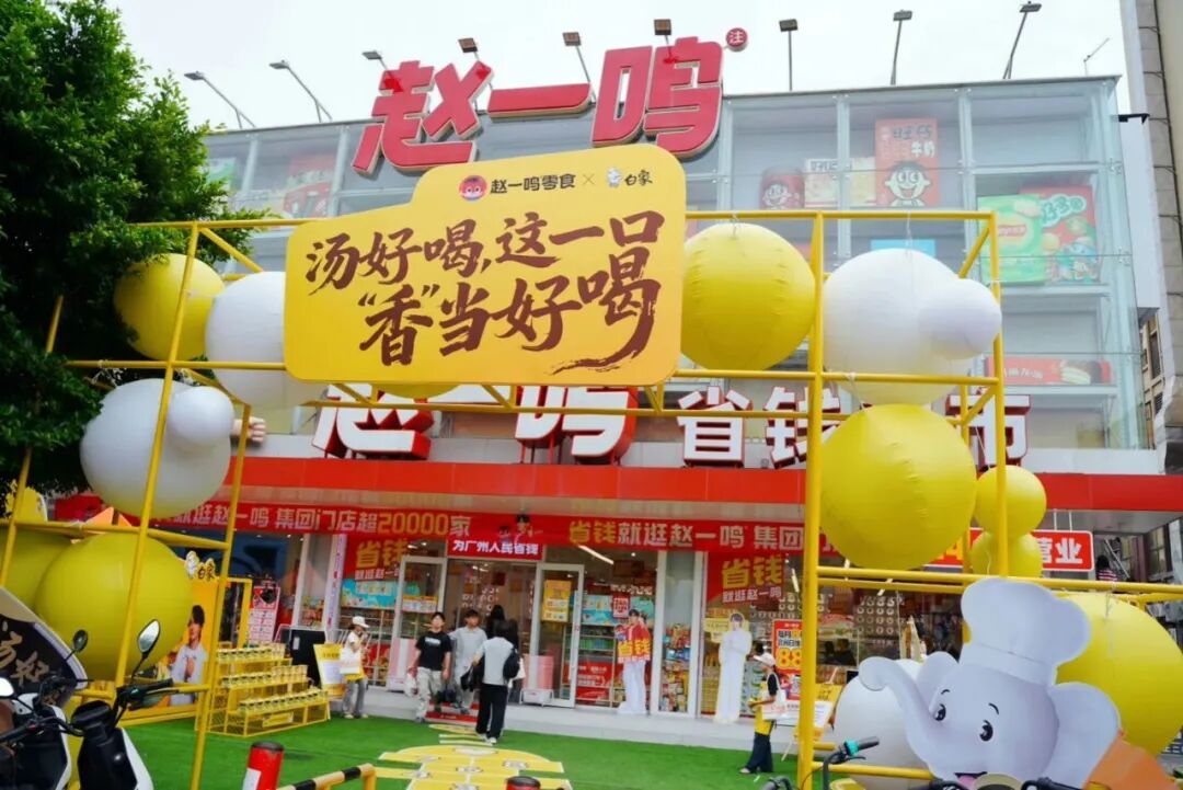 图片包含 草, 桌子, 显示器, 男人 AI 生成的内容可能不正确。