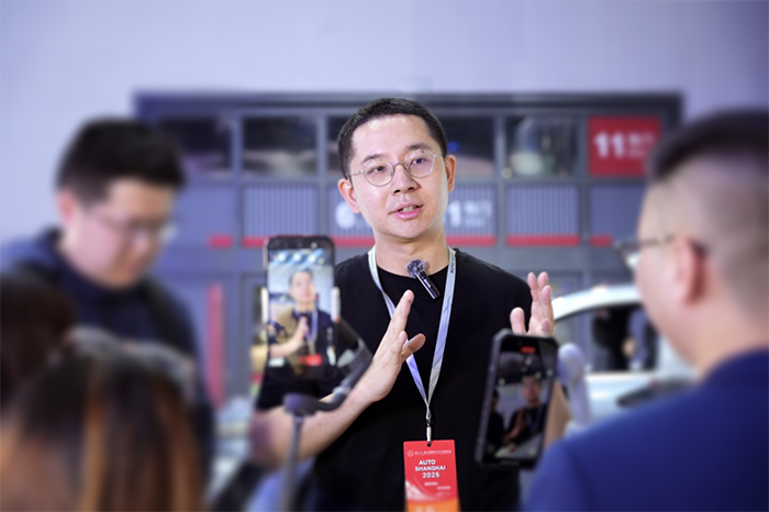 印奇在上海车展现场接受媒体访谈,图源:千里科技