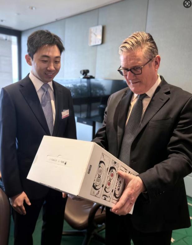 最近，英国首相见了泡泡玛特王宁