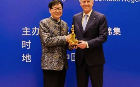 朱炳仁应邀与德国前总统文化交流，熔铜作品《情深和鸣》被收藏