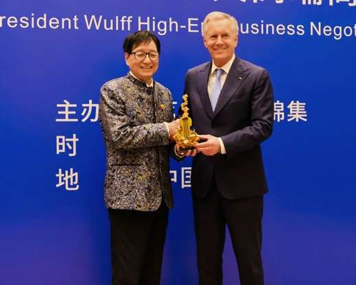 朱炳仁应邀与德国前总统文化交流,熔铜作品《情深和鸣》被收藏