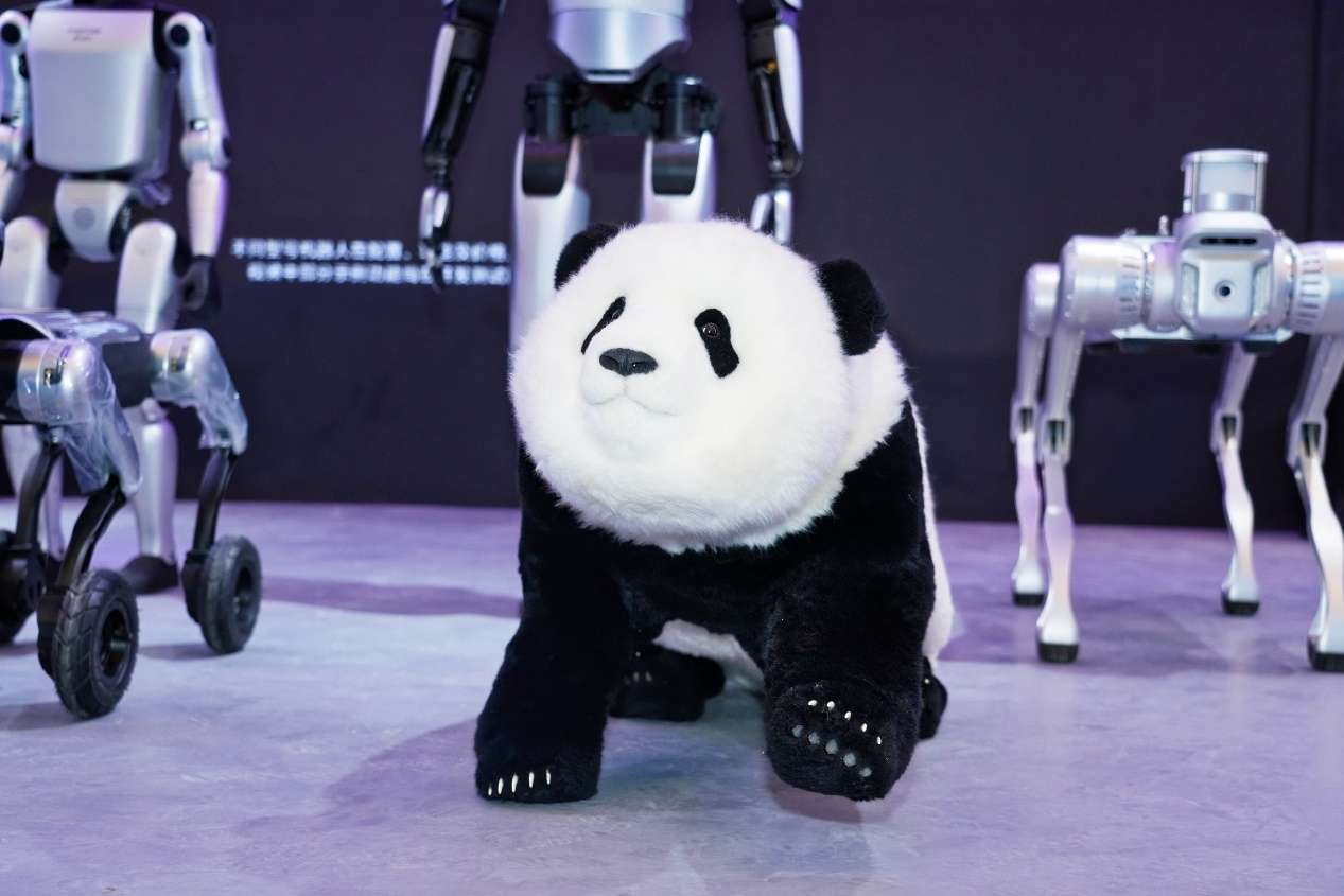 魔法原子亮相AWE，把机器人从“流量”做成“生意”