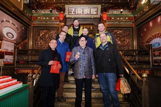 朱炳仁应邀与德国前总统文化交流,熔铜作品《情深和鸣》被收藏