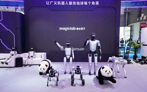 魔法原子亮相AWE，把机器人从“流量”做成“生意”