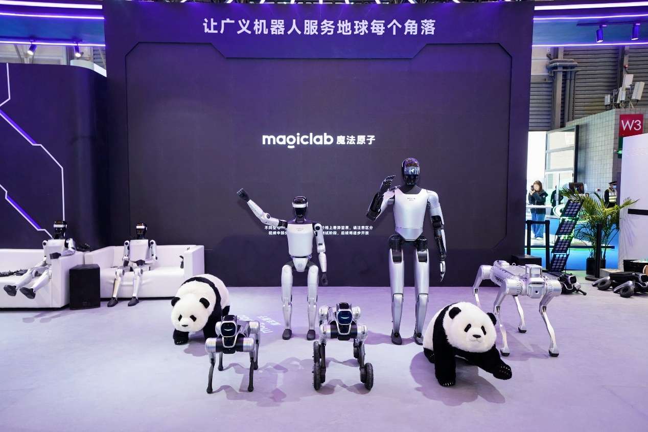 魔法原子亮相AWE，把机器人从“流量”做成“生意”