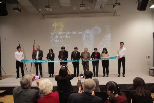 朱炳仁应邀与德国前总统文化交流,熔铜作品《情深和鸣》被收藏