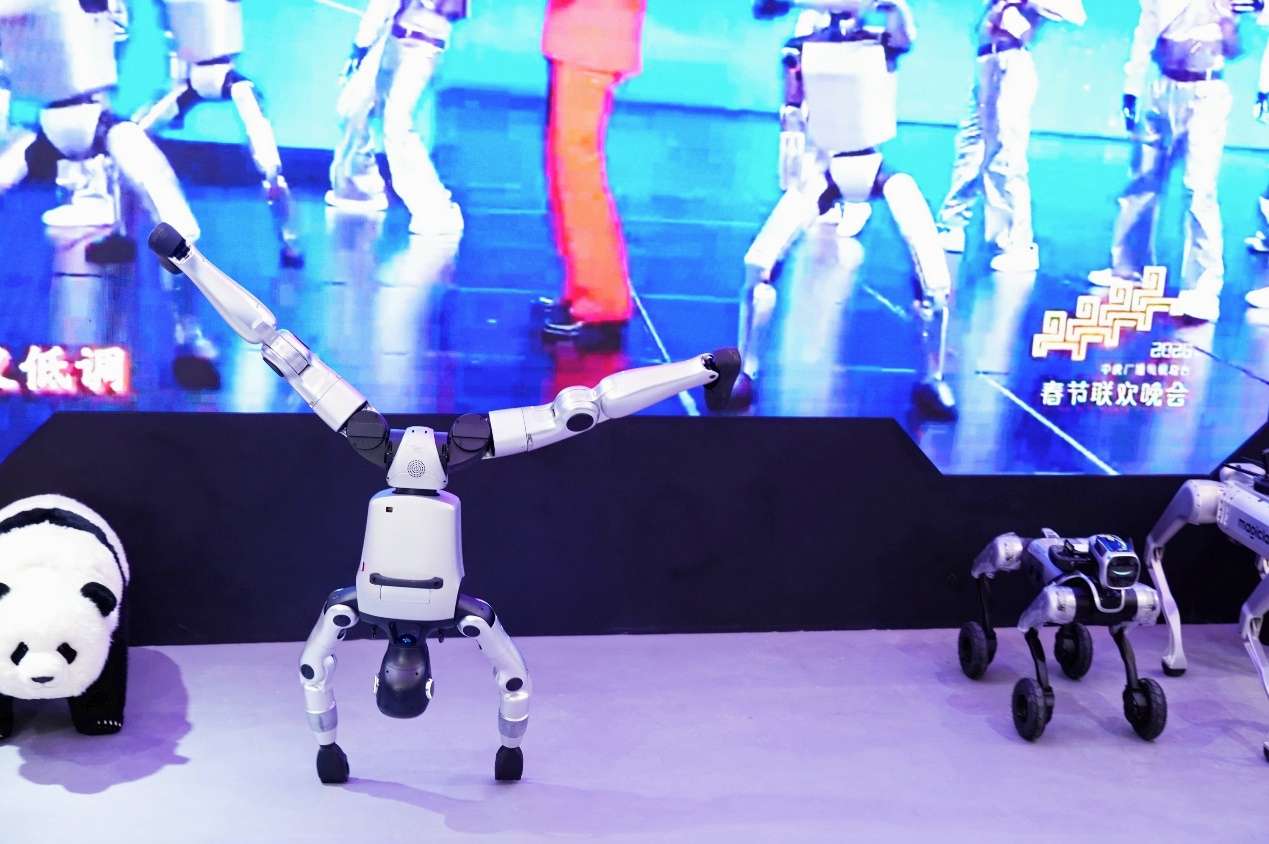 魔法原子亮相AWE，把机器人从“流量”做成“生意”