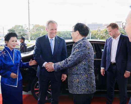 朱炳仁应邀与德国前总统文化交流,熔铜作品《情深和鸣》被收藏