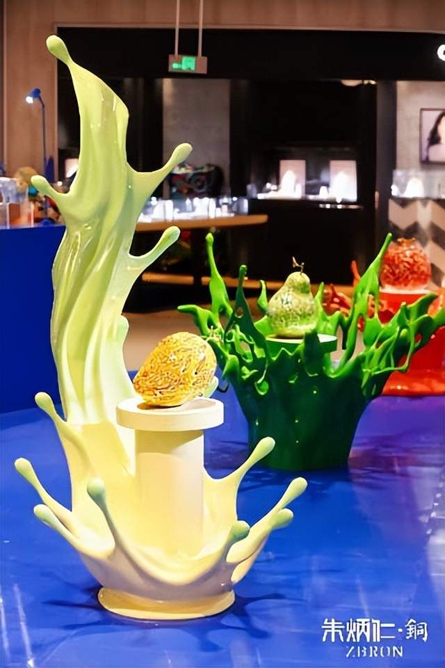 82岁朱炳仁发布新作“水果Party”,首展登陆宁波