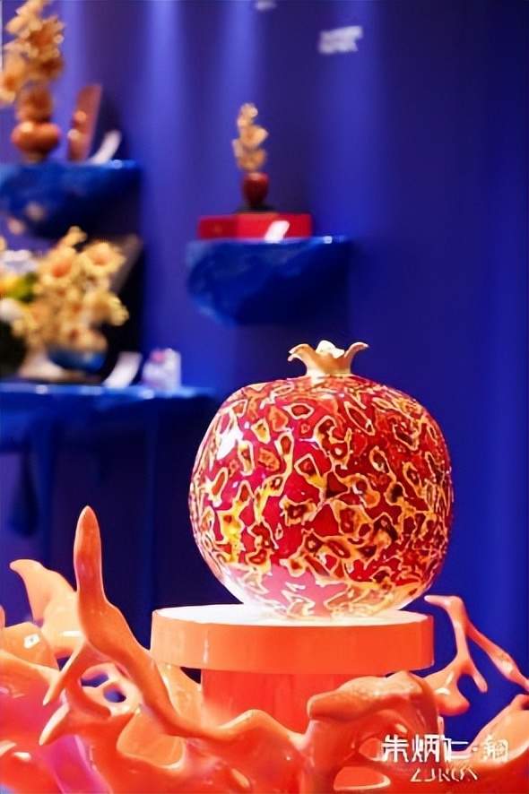 82岁朱炳仁发布新作“水果Party”,首展登陆宁波