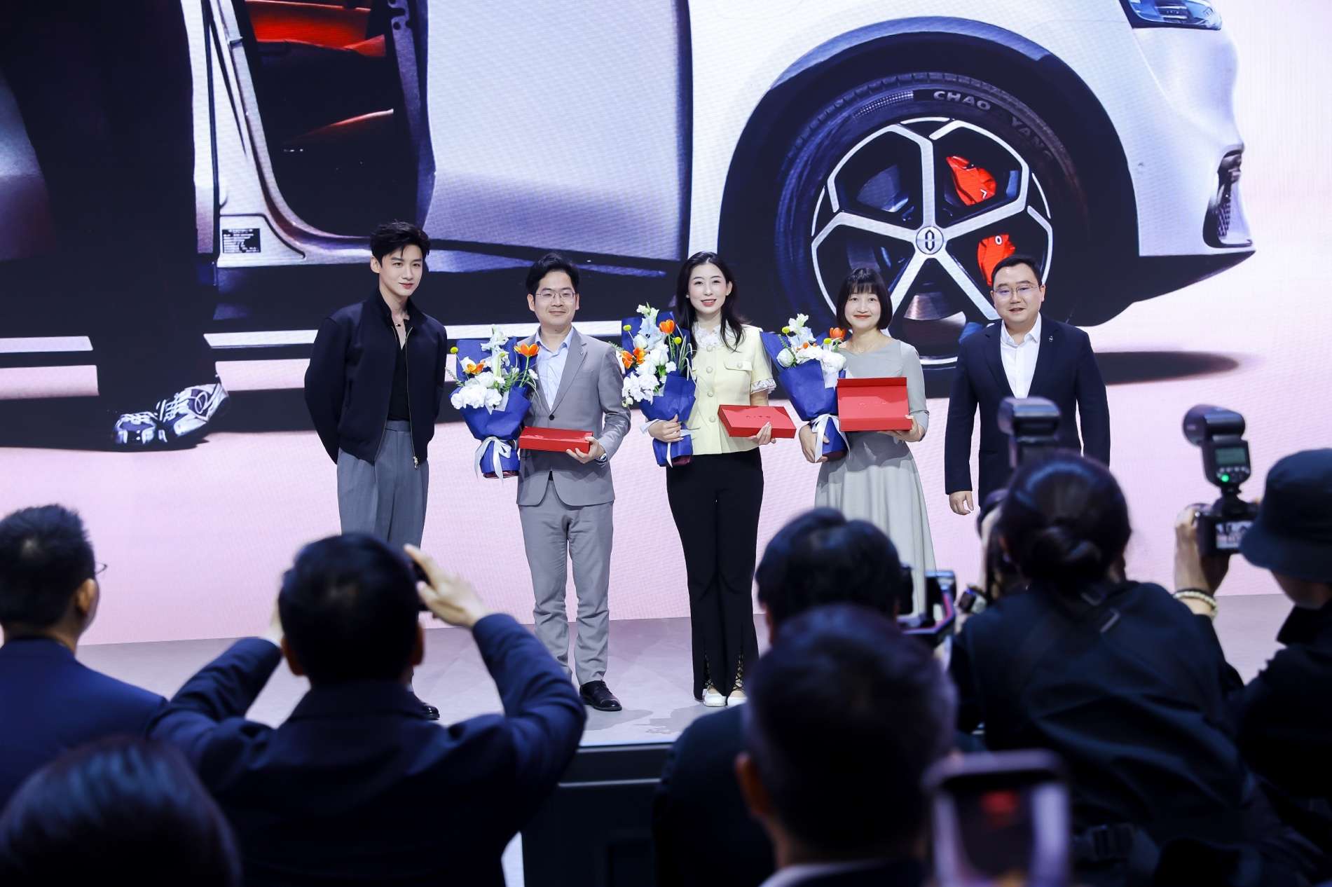 赛力斯张正萍与白敬亭同台 问界M6北京车展开启首批交付