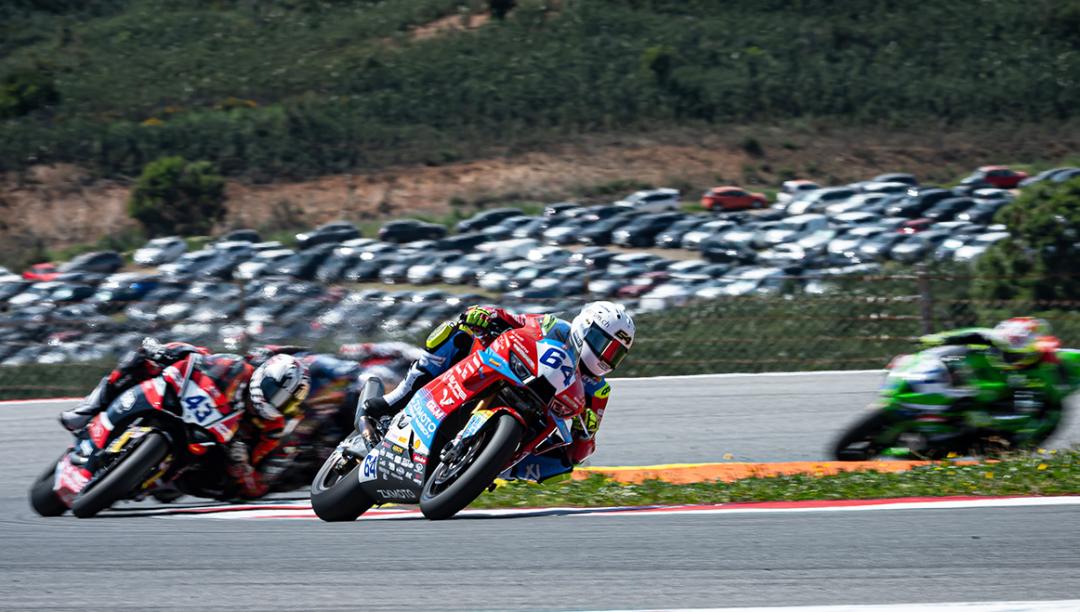 初中生造车,估值10亿,张雪上演「飞驰人生」