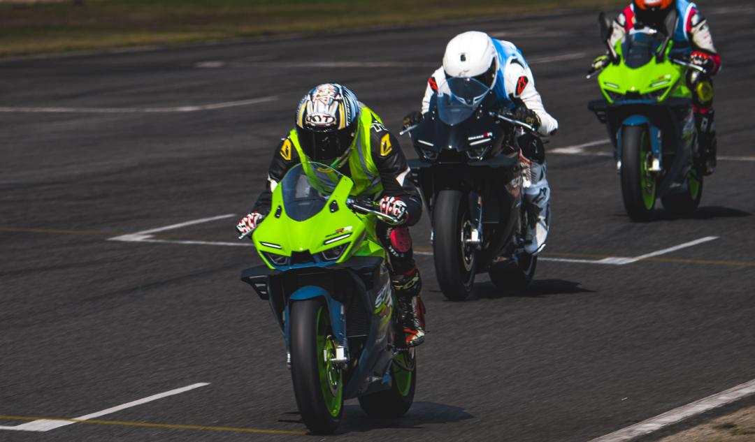 初中生造车,估值10亿,张雪上演「飞驰人生」