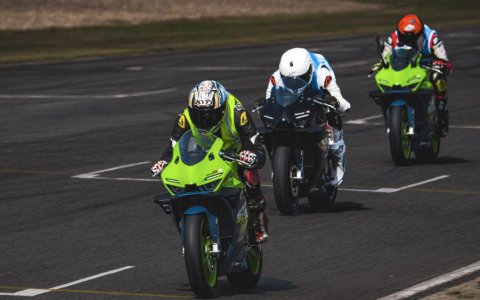 初中生造车，估值10亿，张雪上演「飞驰人生」