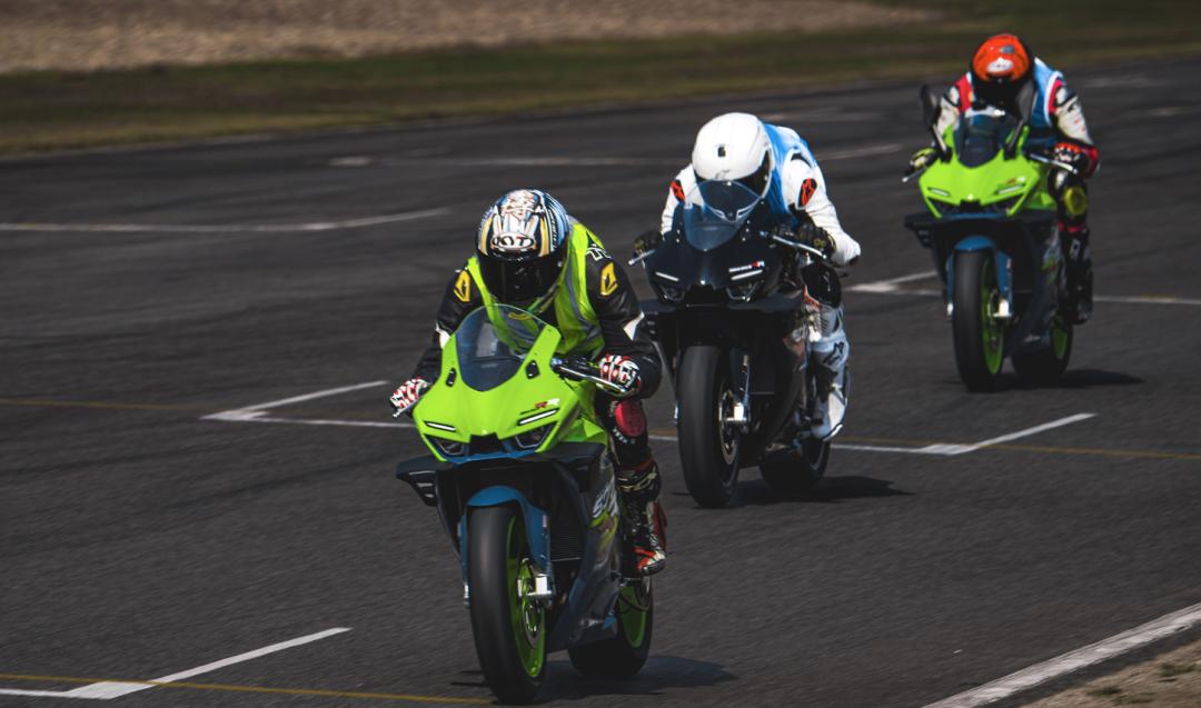 初中生造车,估值10亿,张雪上演「飞驰人生」