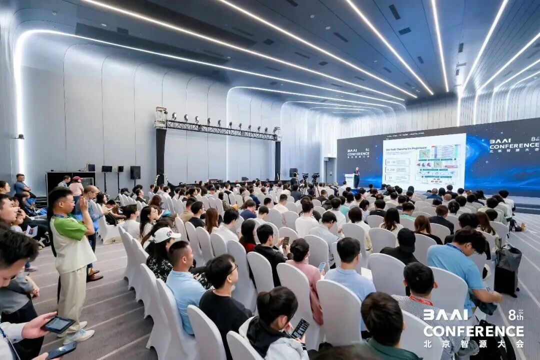 智源大会最清醒的一句话:大模型的下一场仗,不在屏幕里打了